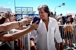 Muy solicitado, Bermudez repartió saludos y se sacó fotos.