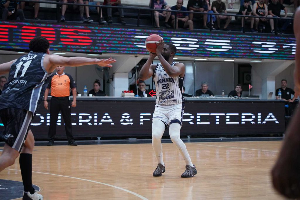 Sean Armond terminó con 21 puntos y tuvo una muy buena noche en su segunda presentación con la camiseta de Peñarol.