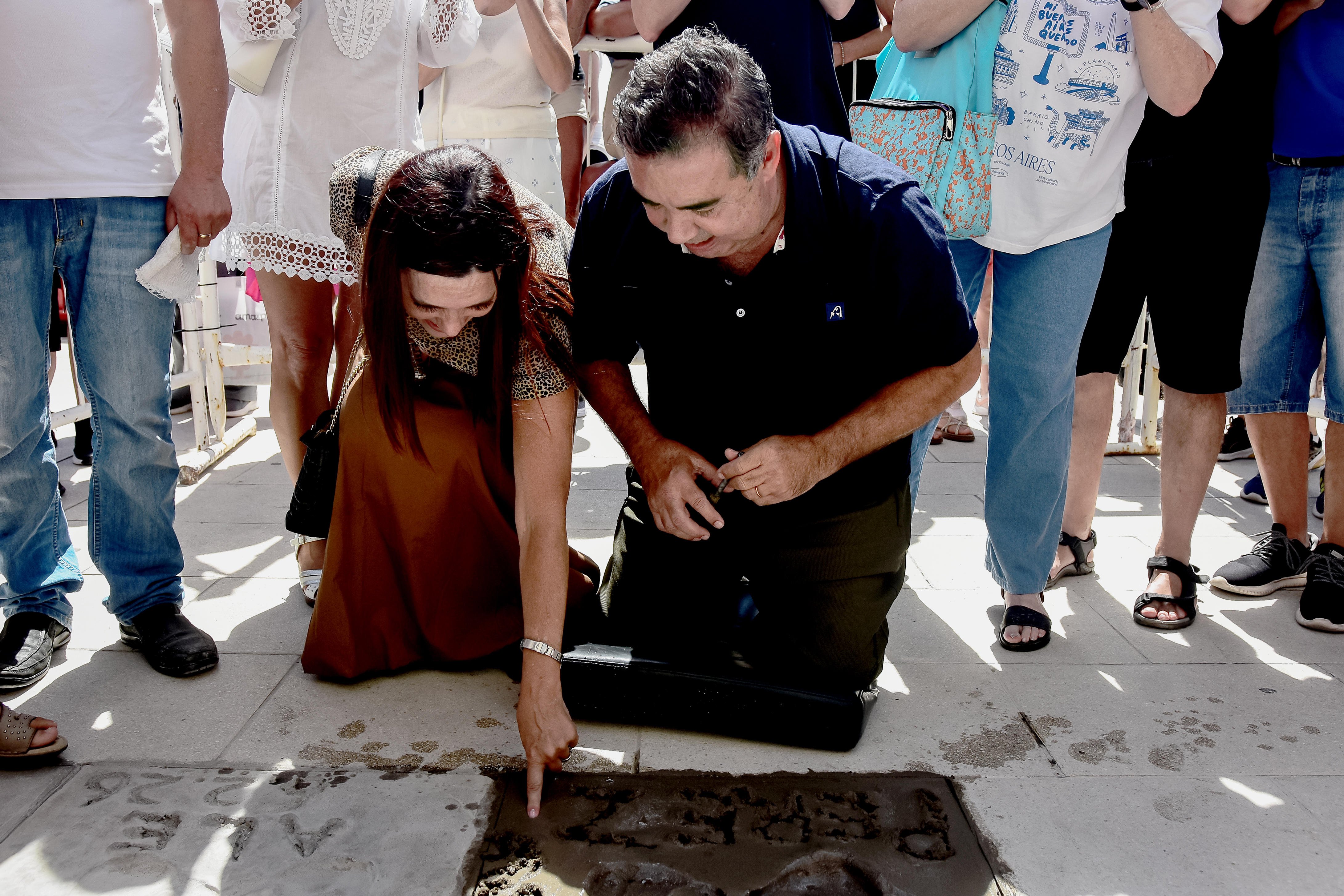 A pedido de Pérez, su esposa Mariela dejó la huella de un dedo en el cemento fresco.