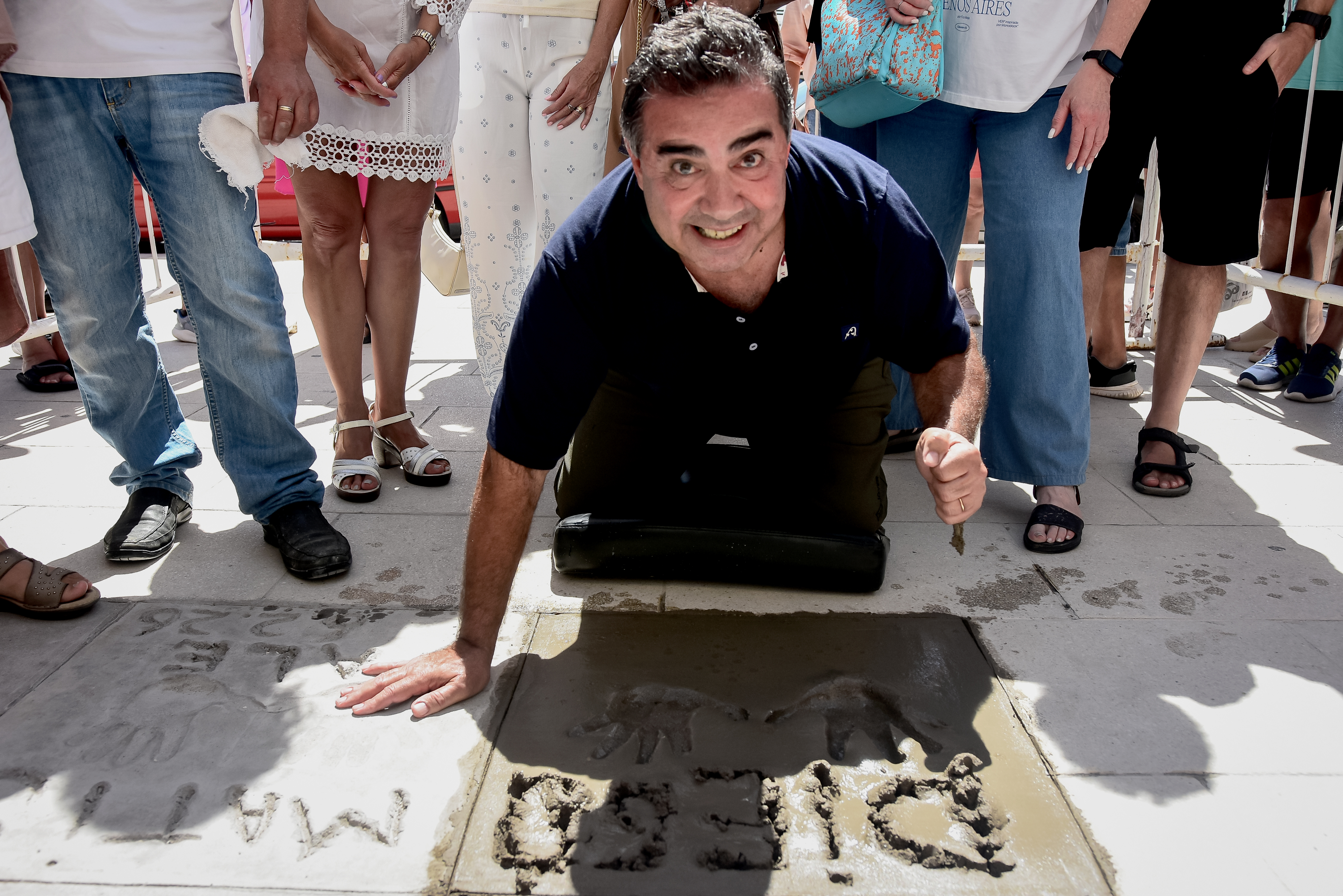 Con la mano izquierda, escribió su nombre.