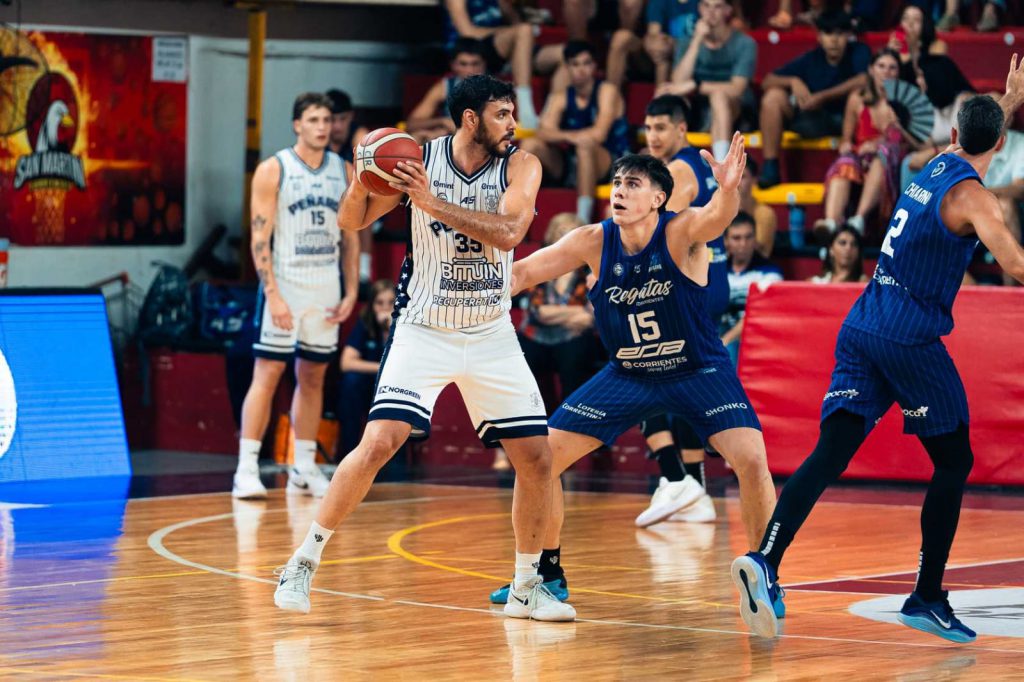 Foto: Prensa Regatas. Roberto Acuña protege el balón de la marca de Ignacio Ortega, en duelo entre los relevos de los internos.