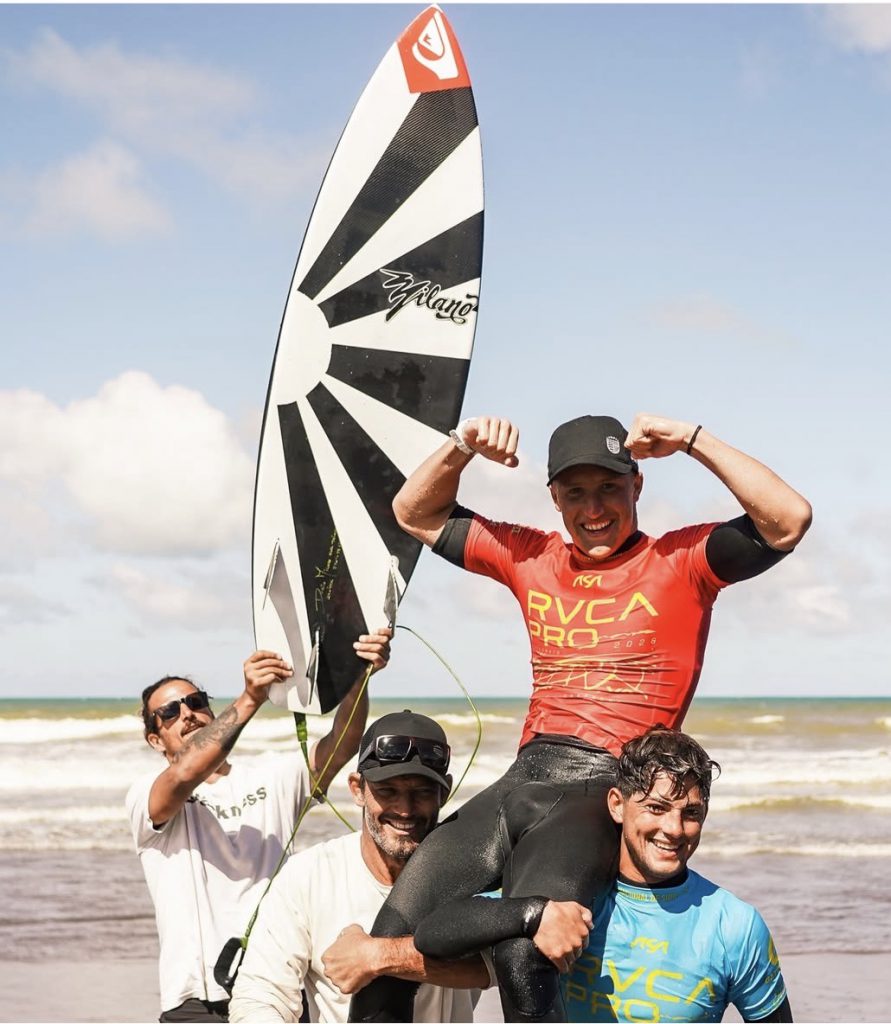 Foto: Pablo Franco. Thiago Passeri es llevado en andas por su padre, Martín, su vencido en la final, Nazareno Pereyra, y su tío.