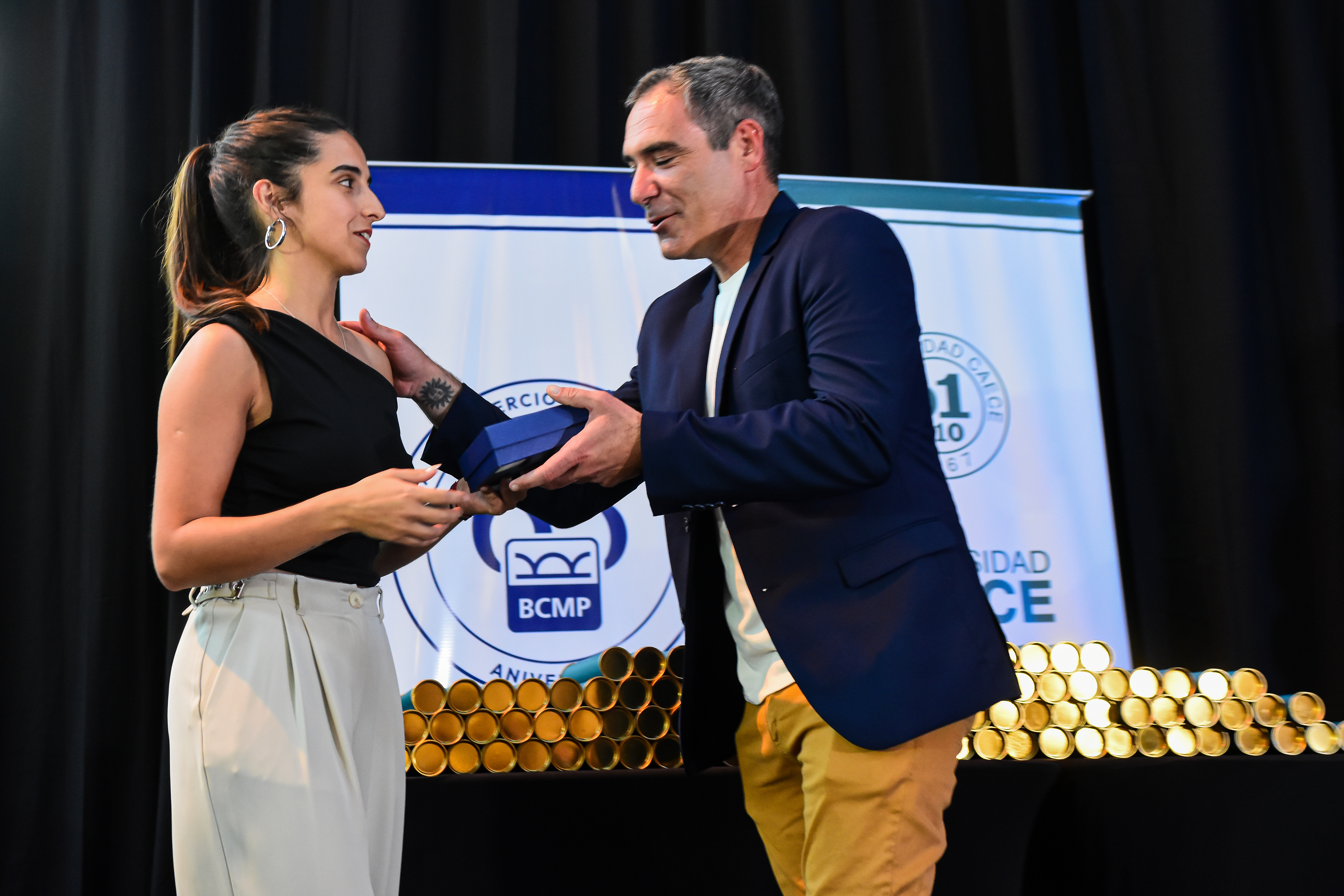 El intendente Neme, graduado en Caece, entregó un reconocimiento.