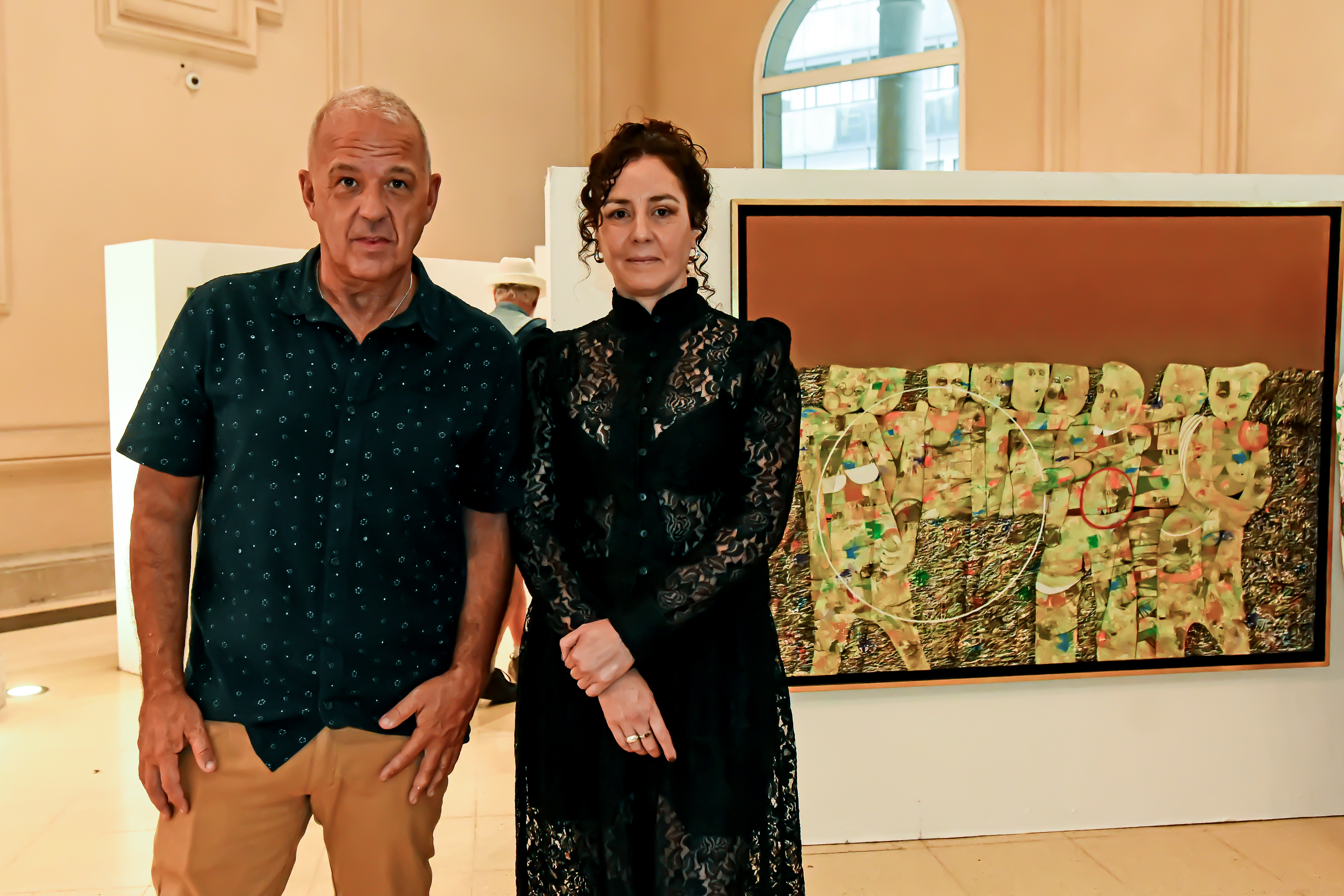 Esteban Villar, hijo del artista, y la curadora Guadalupe Ripoll.