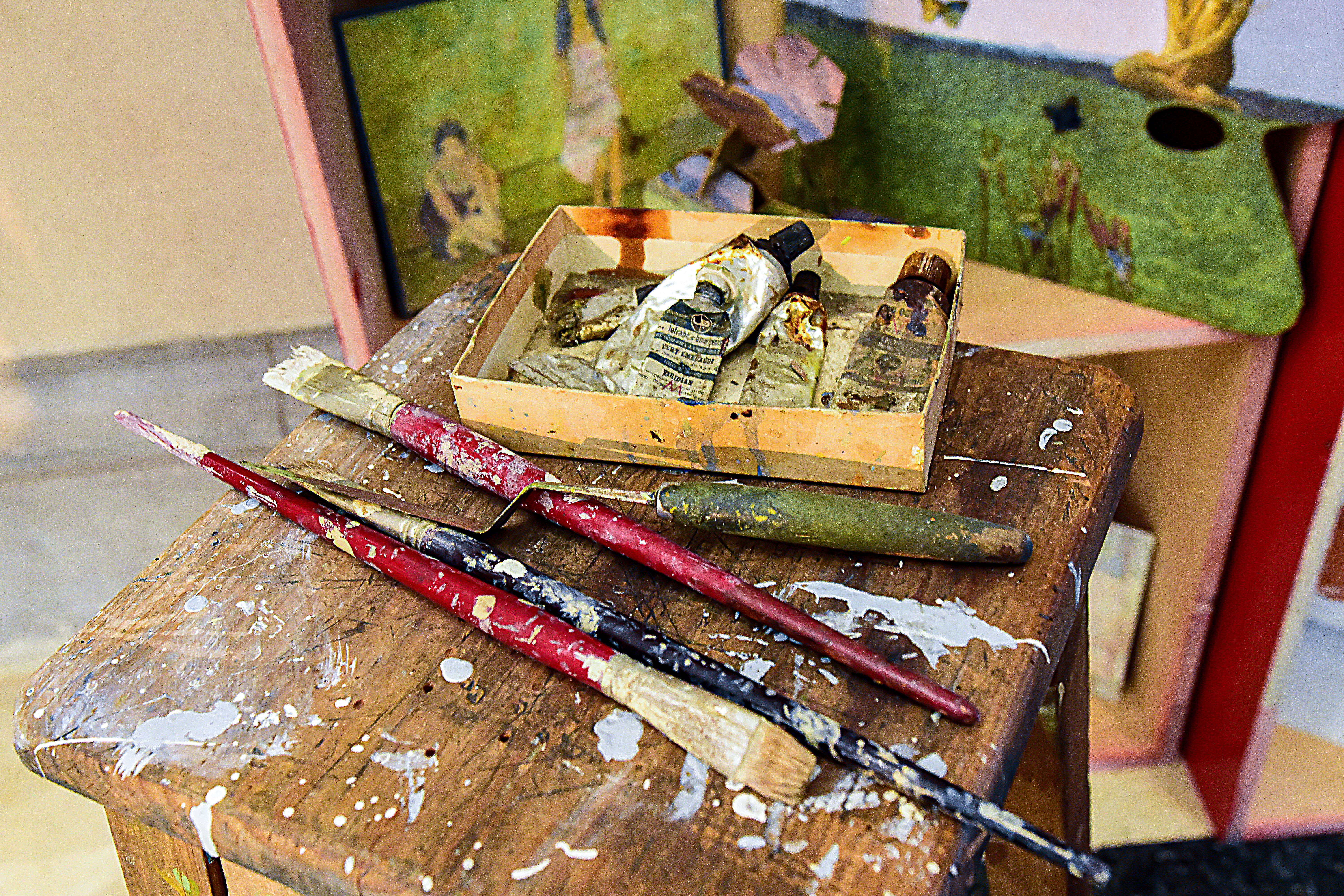 Elementos personales del artista que estaban en su taller y que ahora son parte da la muestra.