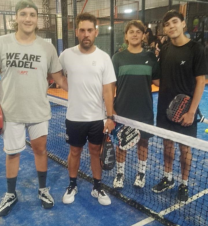 Las dos parejas que definieron el título en cuarta caballeros.