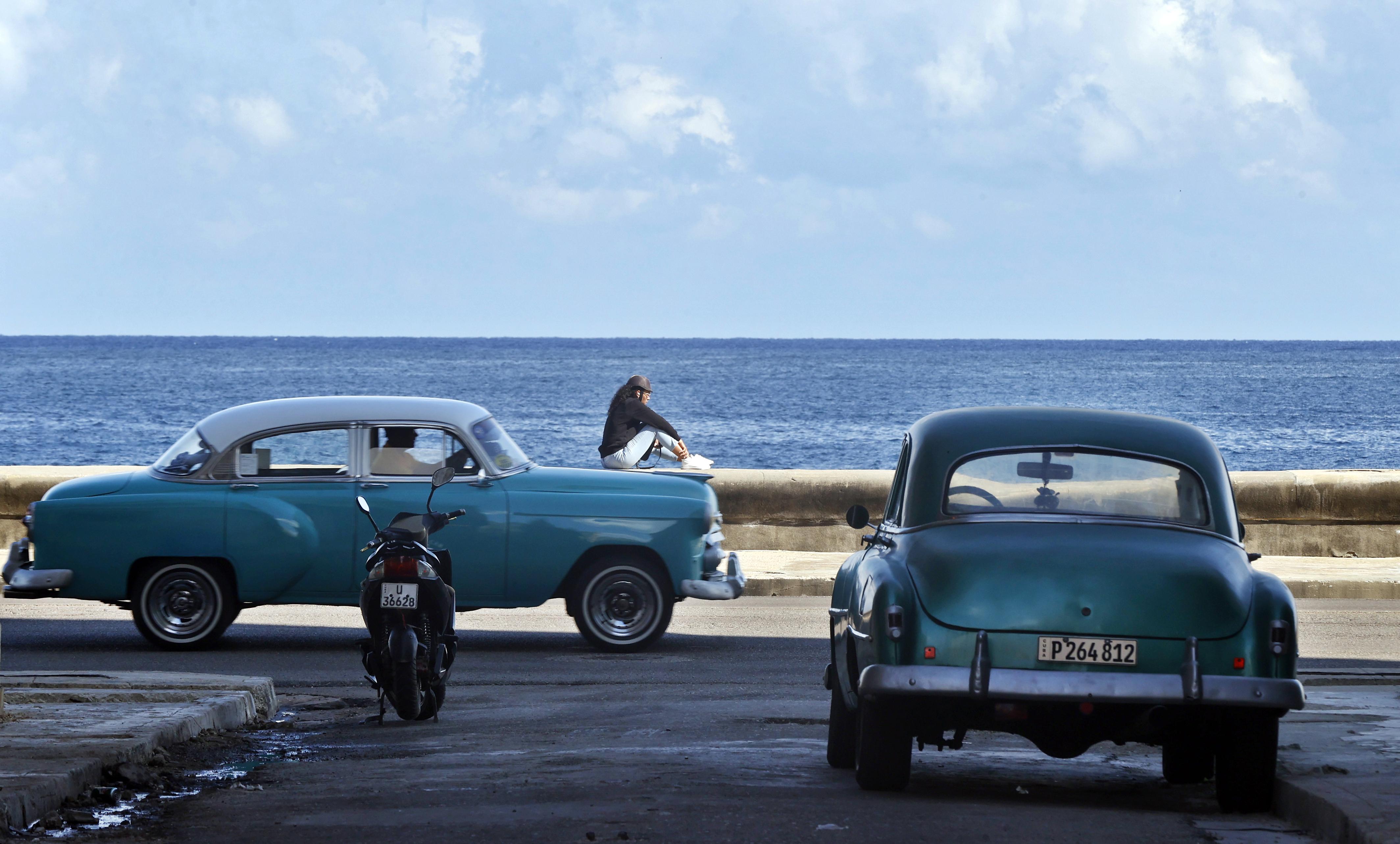 Una persona descansa frente al malecón en La Habana, Cuba. Foto: EFE | Ernesto Mastrascusa.