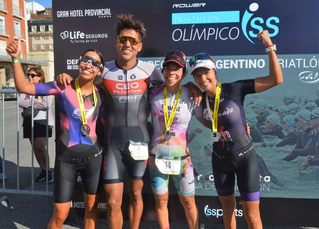 El ganador masculino con las tres integrantes del podio femenino.