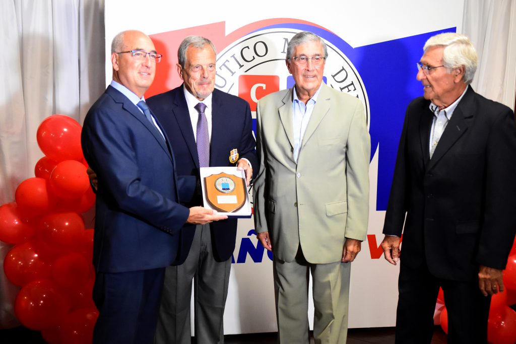 El comodoro de marina Fernando Pérez Kühn entregó una plaqueta al presidente Juan Agra en nombre del Área Naval Atlántica.