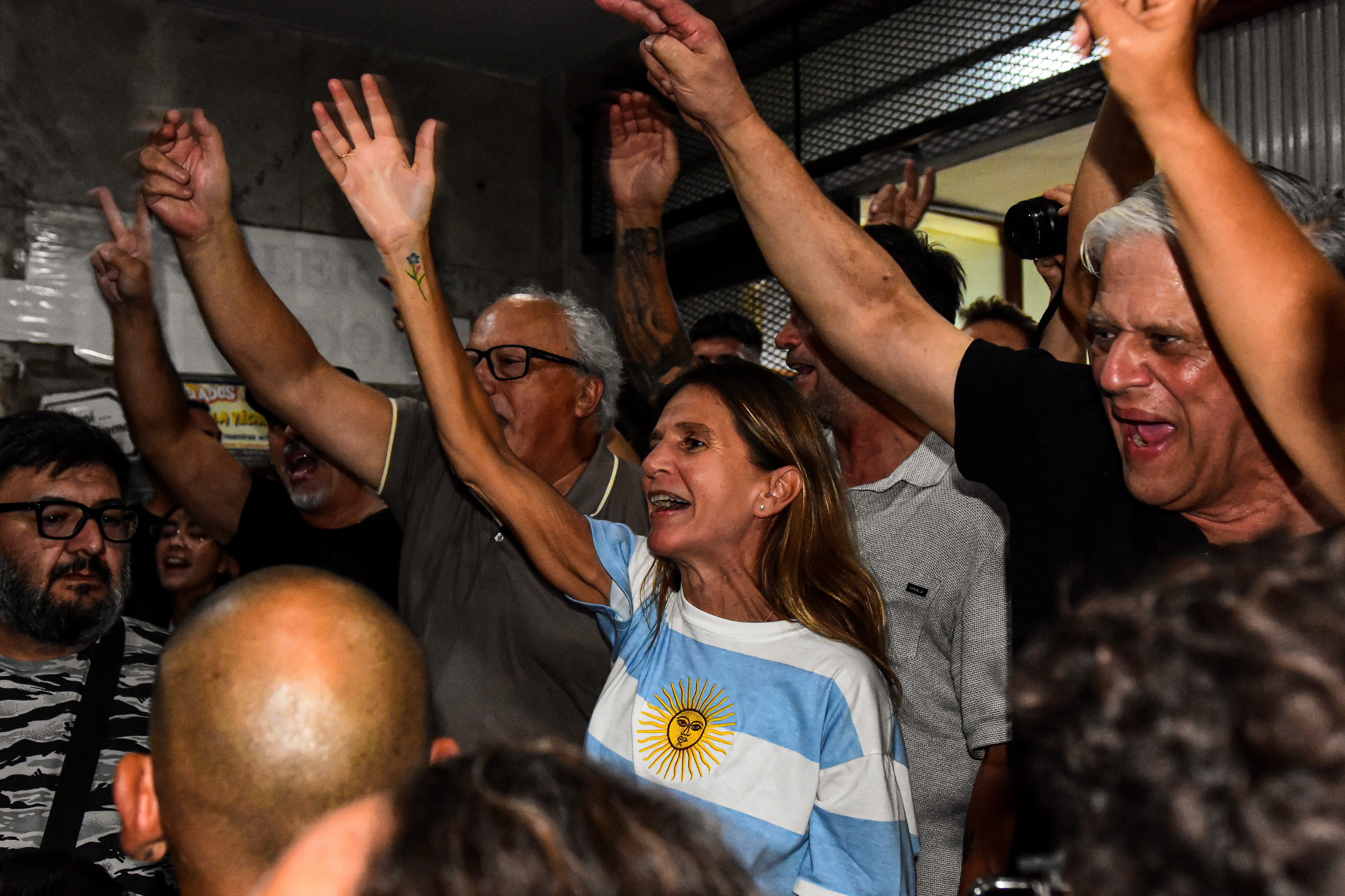 Raverta, el domingo a la noche, juntos a sus candidatos, al festejar el triunfo en la interna del PJ.