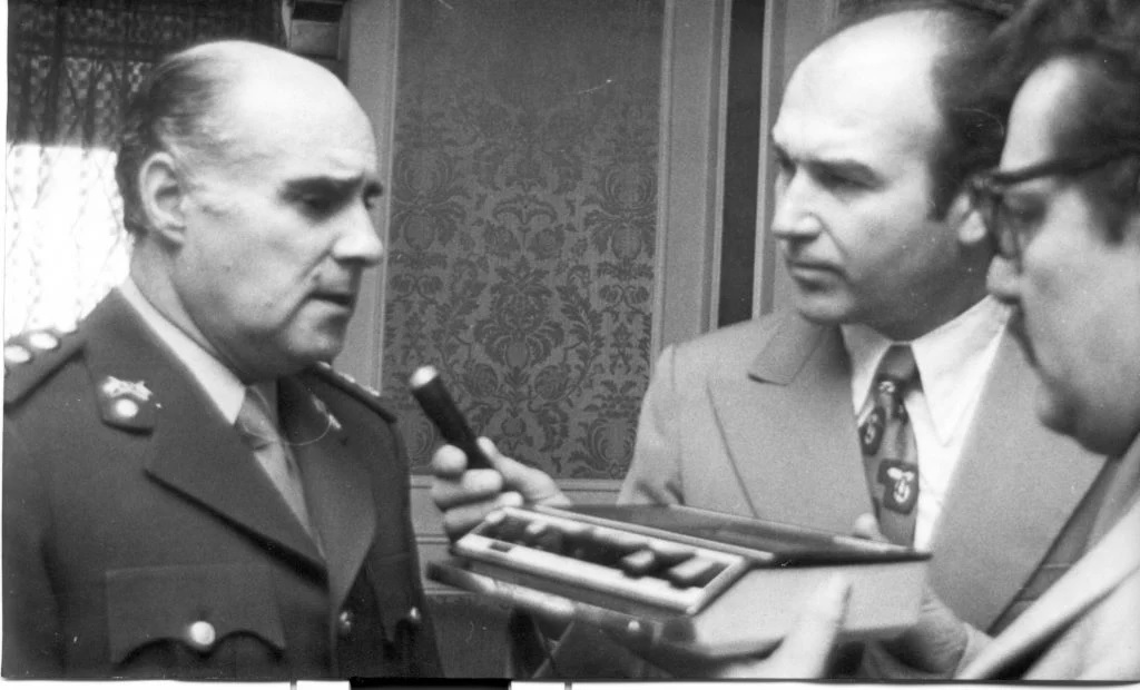 El jefe de la policía bonaerense, Ramón Camps, dialogando con periodistas marplatenses en la Unidad Regional. Foto: Archivo LA CAPITAL.