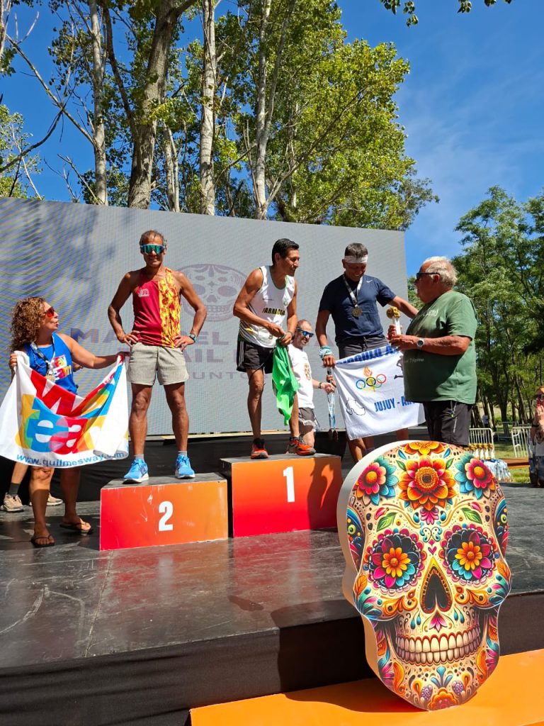 Adrián Buresta parado sobre el N! 2 del podio, que certifica su subcampeonato nacional.