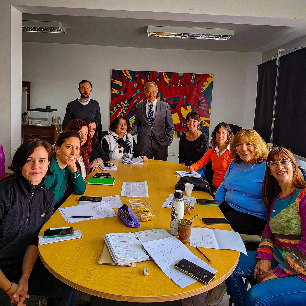 Una reunión de la Mesa Interinstitucional en el MPFN de Mar del Plata, en octubre de 2023. De izquierda a derecha, de adelante para atrás: Angie Tevez, Lucía Muraca, Patricia Gordon, Analía Soto, Gloria Barberis, Agustín Roldán (de pie), Daniel Adler (de pie), Belén Cano, Natalia Lanfrit, Stella Casasola y Beatriz Rouco (Fuente: MPFN Mar del Plata).