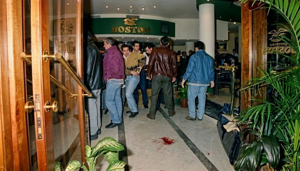 El pasillo principal de la Boston con una gran mancha de sangre.