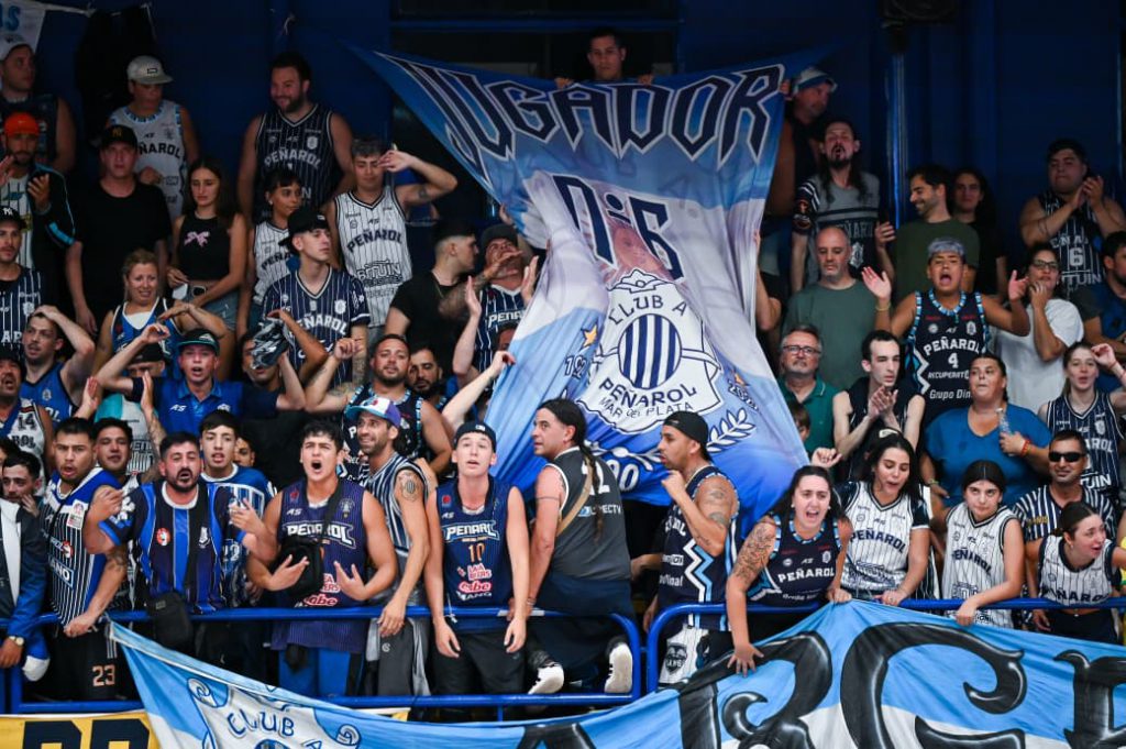 Pese a la derrota, los fieles "milrayitas" alentaron sin parar.