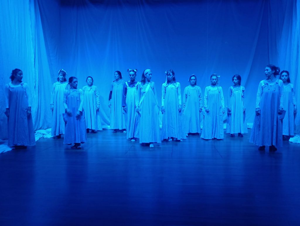 Las trece actrices en escena, en la obra que escribió Clara Andrade y dirige Gimena Torti Romairone.