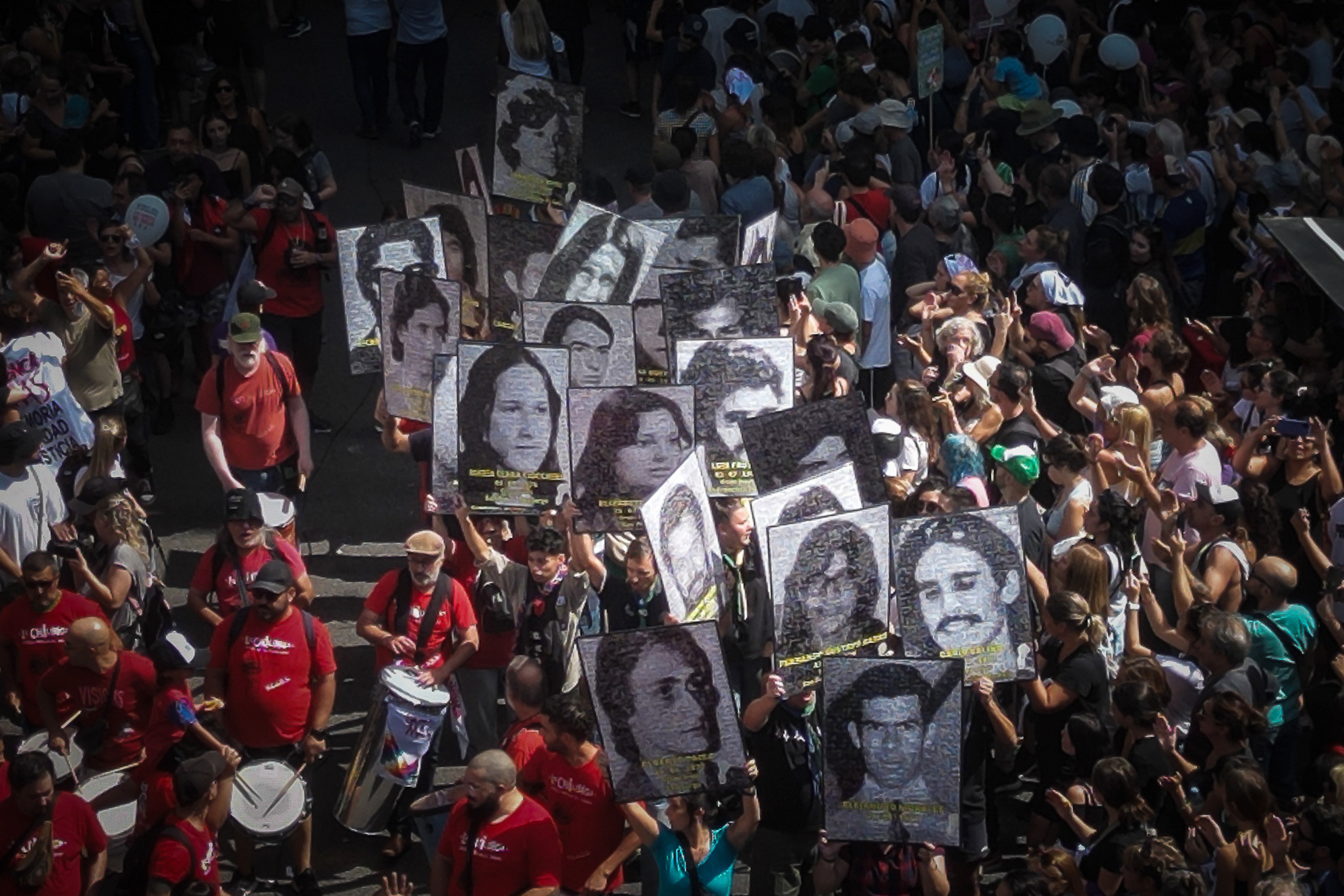 Personas manifestándose en el aniversario del golpe de Estado en Buenos Aires. Foto: EFE | Juan Ignacio Roncoroni | Archivo.
