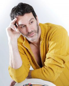 "Quería hacer una denuncia de las atrocidades que se hacen en el nombre del bien, de Dios, de la religión, de la moral", aseveró el actor y dramaturgo marplatense Emiliano Ferreira. 