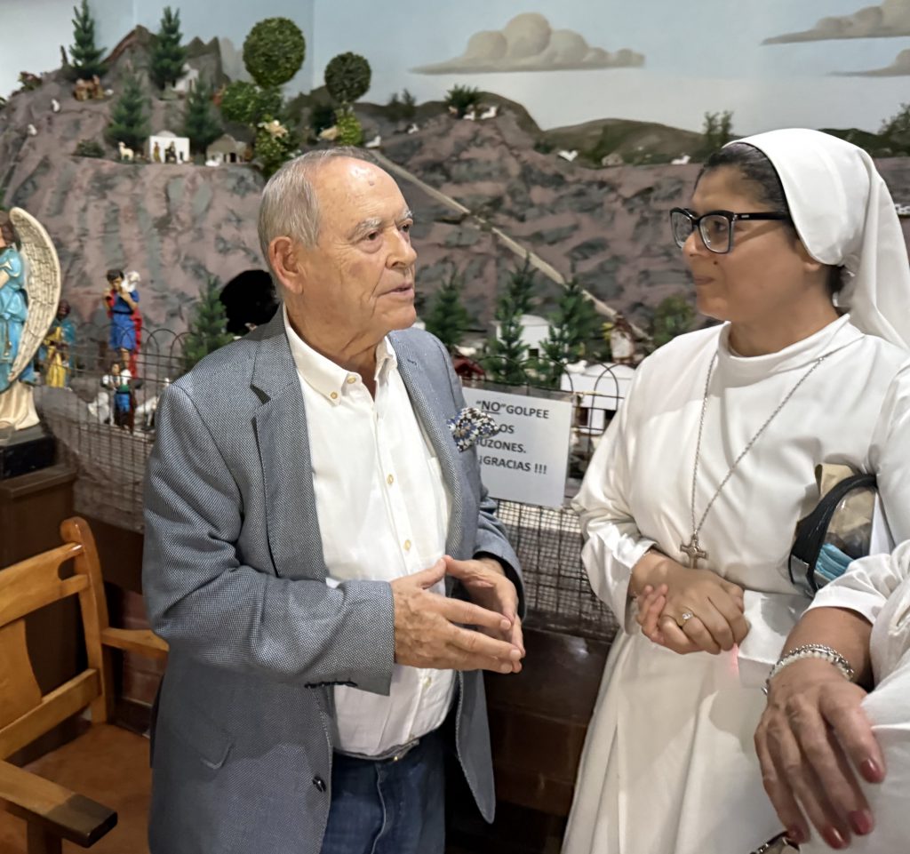 El empresario Florencio Aldrey y la representante legal de la Gruta de Lourdes, la hermana Miriam Medina, durante el encuentro.