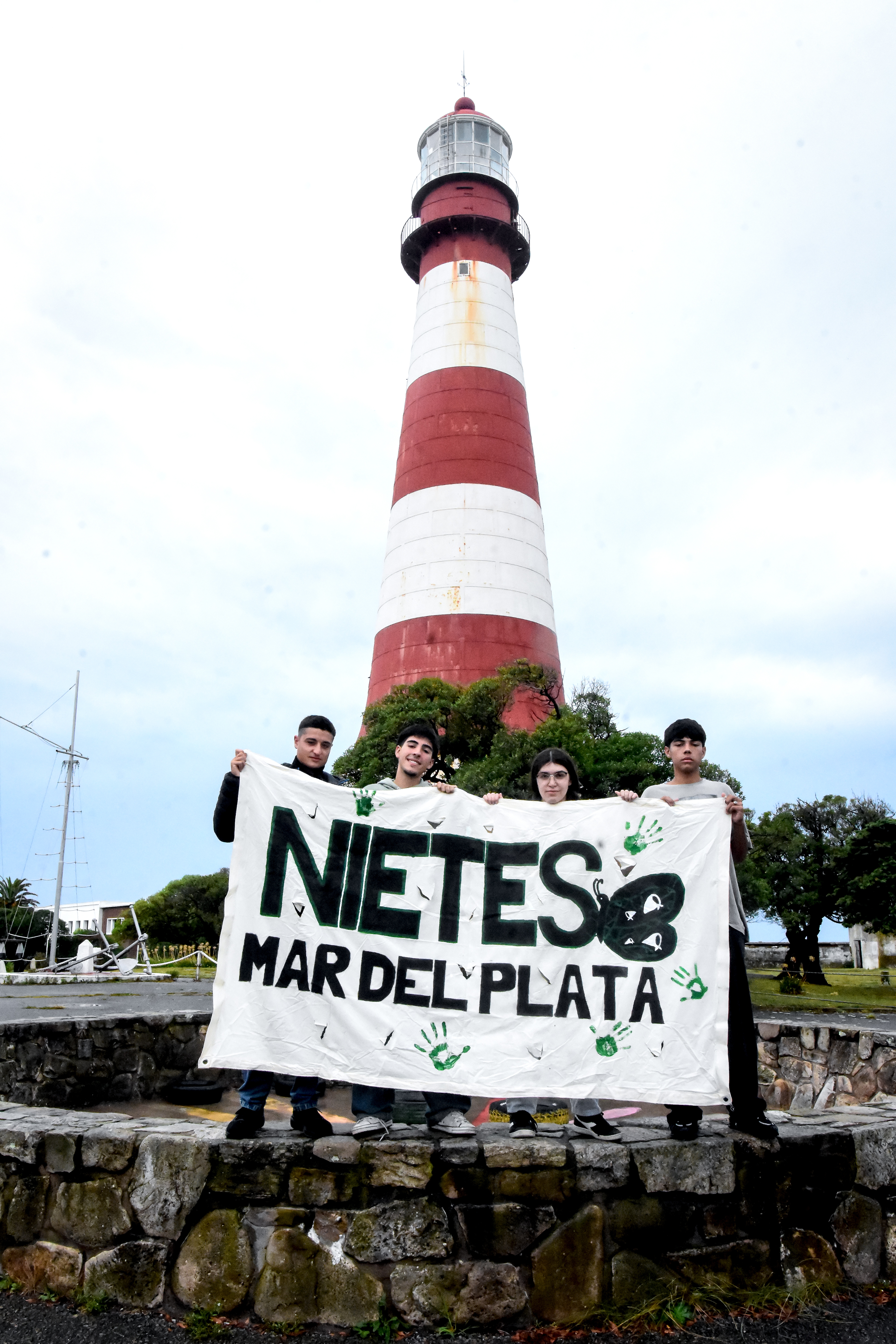Con la bandera que pintaron y que los identifica en cada marcha.