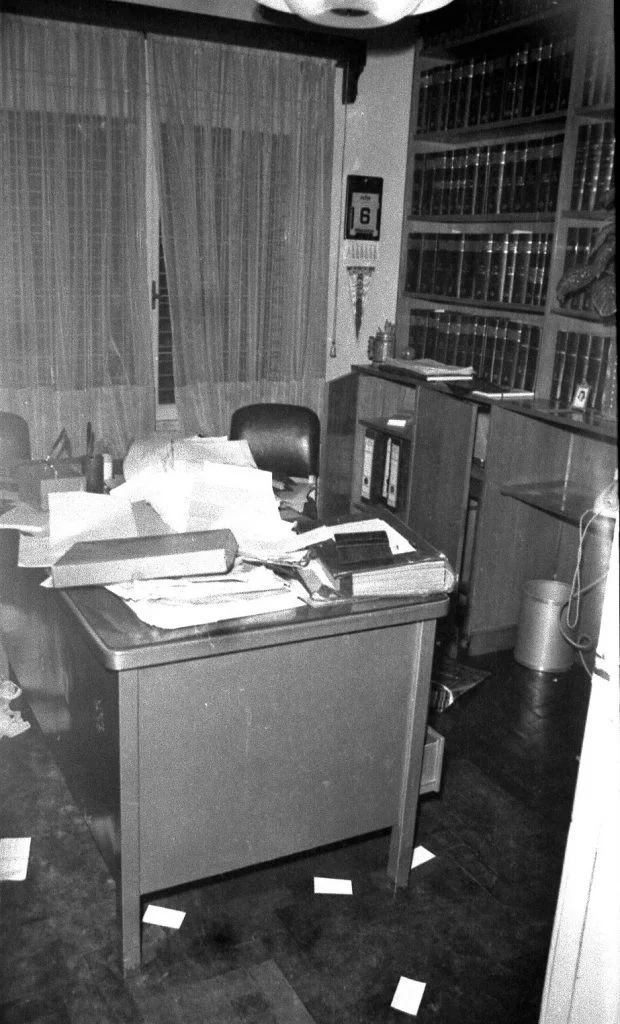 El comienzo de "La Noche de las Corbatas". Una de las oficinas del estudio donde secuestraron a Ricci y Alais en total desorden. El calendario de pared marca el 6 de julio. Foto: Archivo LA CAPITAL.