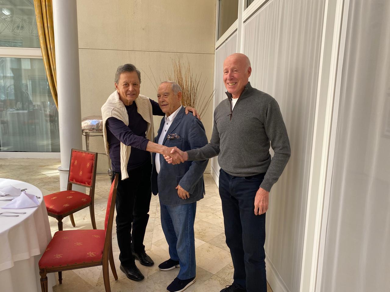 Palito Ortega junto a Florencio Aldrey y Marcelo Abal en el Hermitage Hotel, poco antes del show.