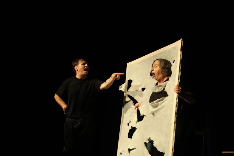 "Solos, un lienzo en blanco".