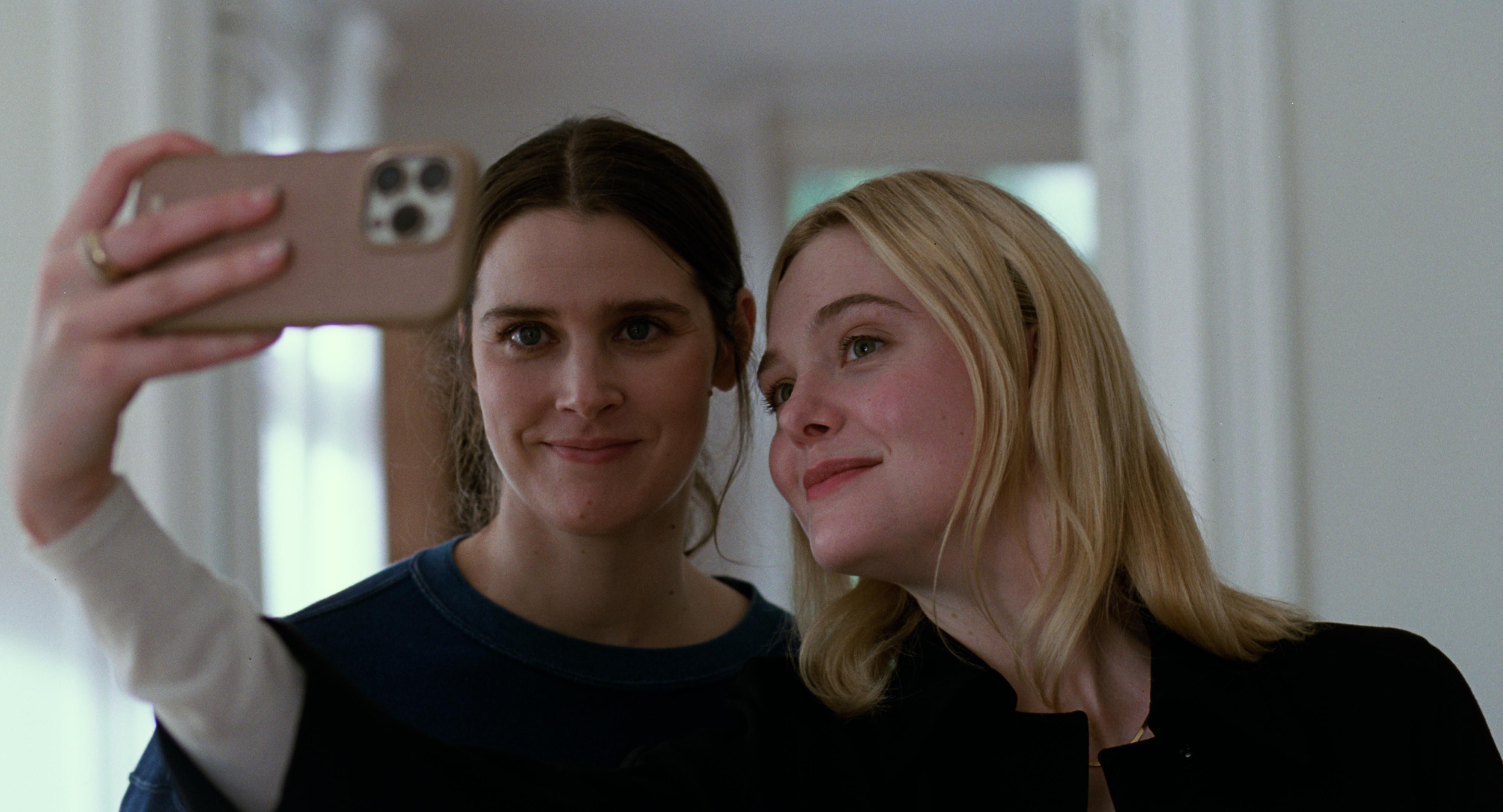 Inga Ibsdotter Lilleaas y Elle Fanning, en Valor sentimental. Ambas son candidatas a meor actriz de reparto.