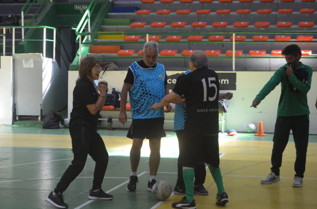 Si hay un cobro discutible, la pasión los desborda y hasta son capaces de "pararse de manos" (siempre en broma) como en la foto.