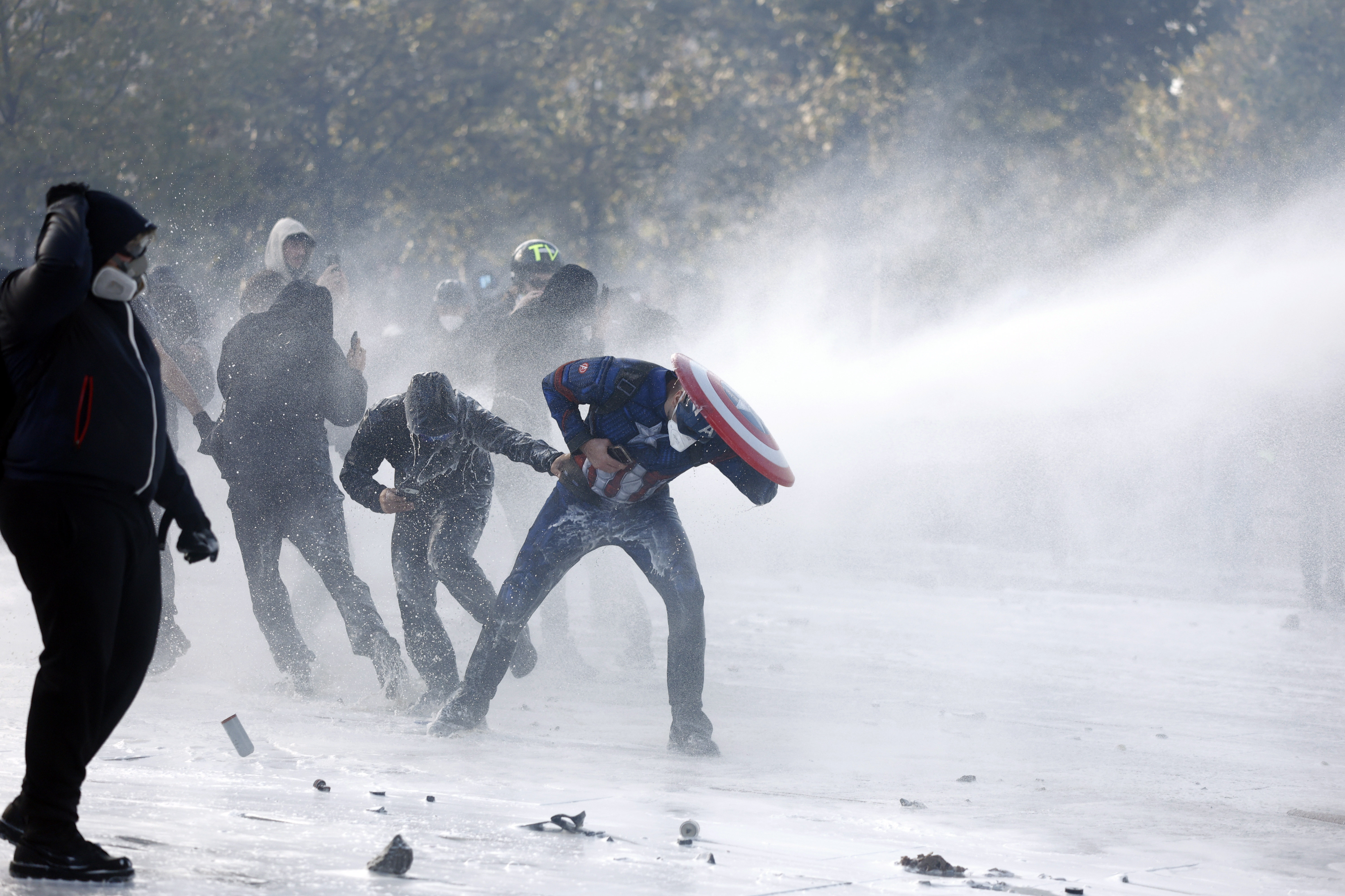 La policía francesa utiliza un cañón de agua contra los manifestantes tras los enfrentamientos ocurridos durante una protesta en París. Foto: EFE | EPA | Yoan Valat.